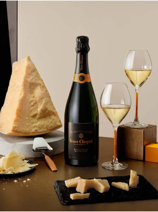 Veuve Clicquot Set of 2 Clicquot glasses + 1 bottle Extra Old 4 - 1 x 75 cl