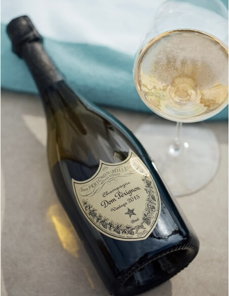 Dom Pérignon SET AUS 2 GLÄSERN 38 CL + 1 FLASCHE VINTAGE 2015 - 1 X