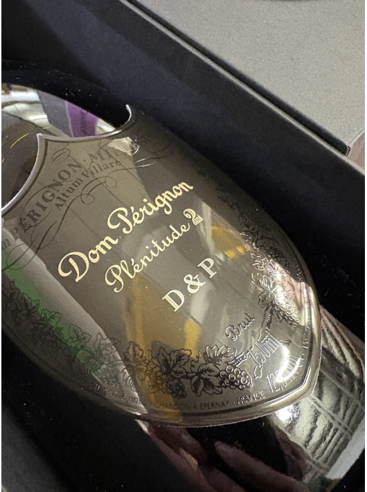 Dom Pérignon P2 Vintage 2006 Giftbox & Bouteille personnalisés avec gravures sur boucliers en métal - 75 cl