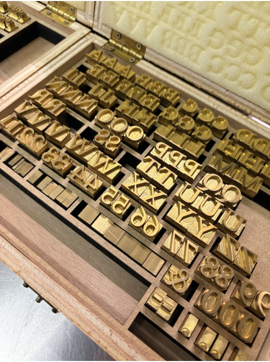 Ruinart Second SKIN personalisation Maximum of 3 gold letters