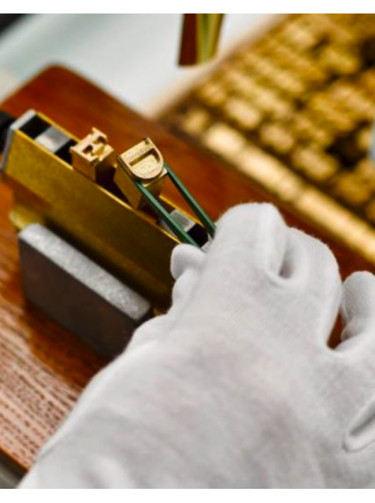 Ruinart Personalisierung Holzkiste maximal 6 goldene Buchstaben
